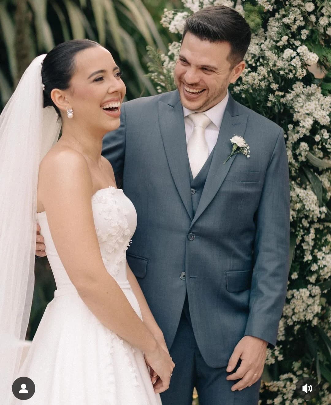 Noivos sorrindo no dia do casamento