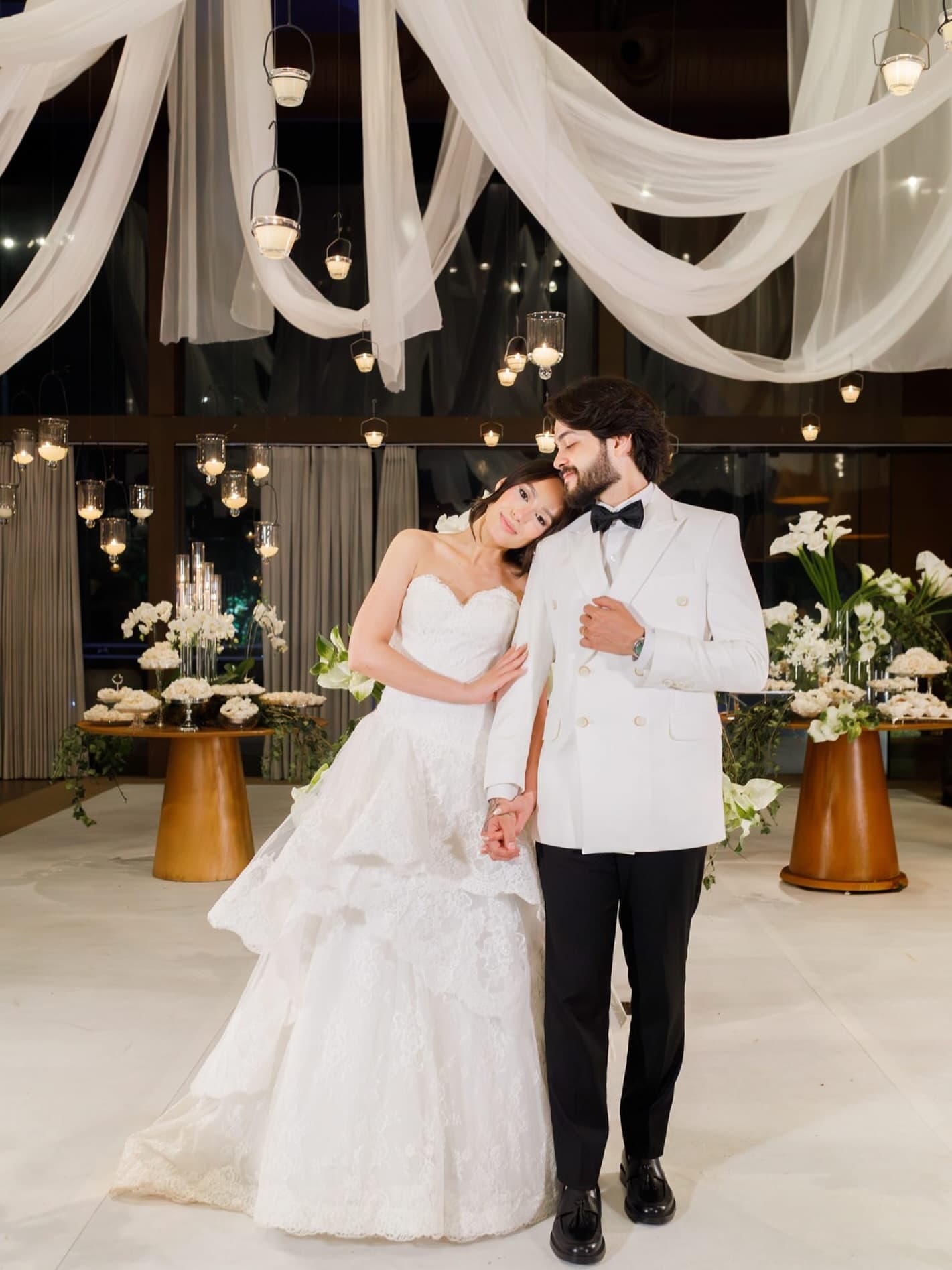 Casal no salão, noivo de smoking branco