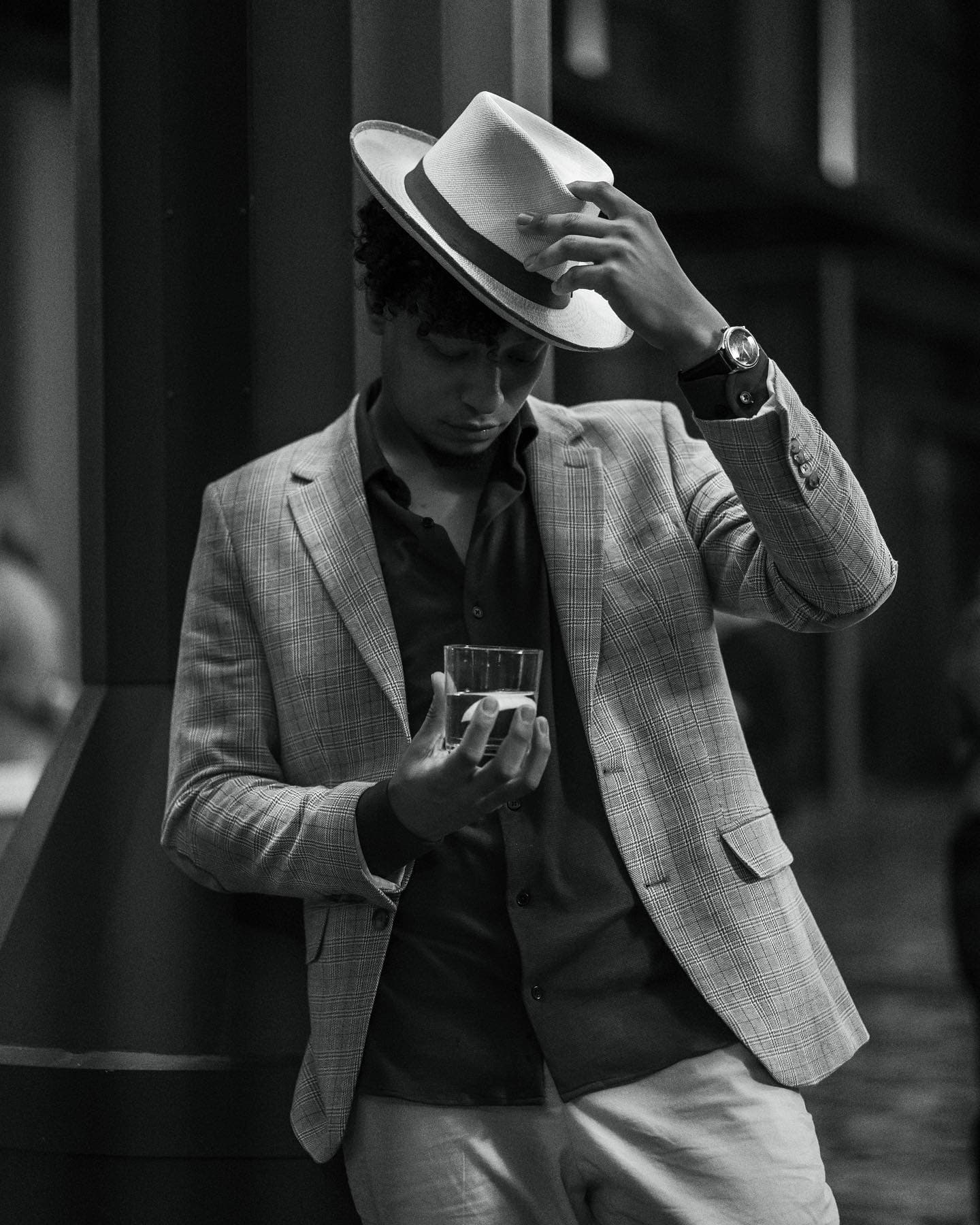 Retrato preto e branco com chapéu fedora