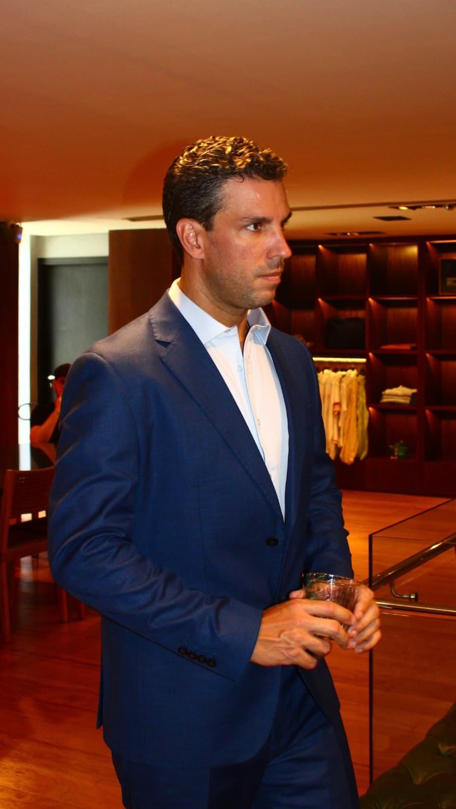 Cliente de blazer azul caminhando pela galeria