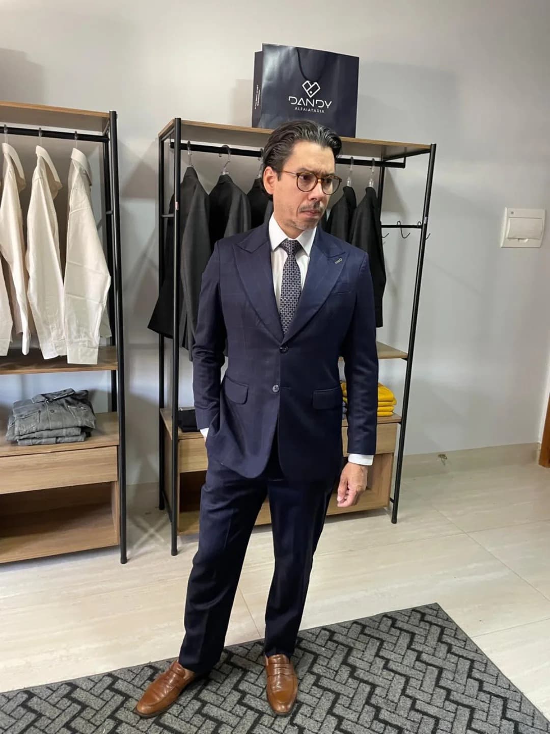 Cliente de terno azul-marinho na Dandy Gallery