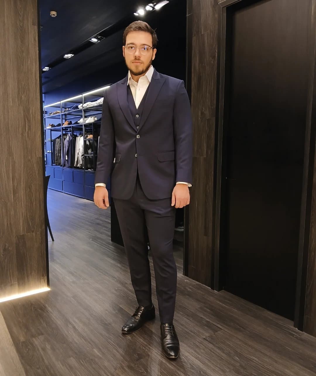 Prova de terno azul-marinho sob medida na Dandy